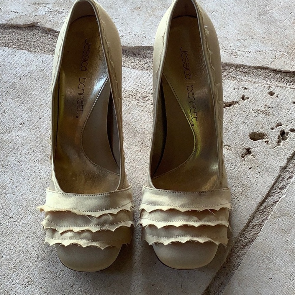 Jessica Bennett Serene Satin JHOOD Gold Size 7.